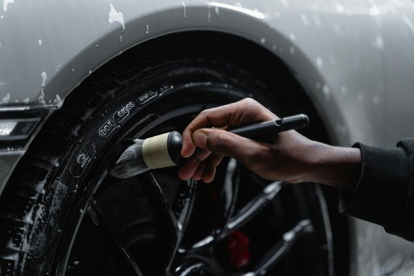 Quels sont les défis de l'optimisation du système de freinage d'une voiture électrique en descente?